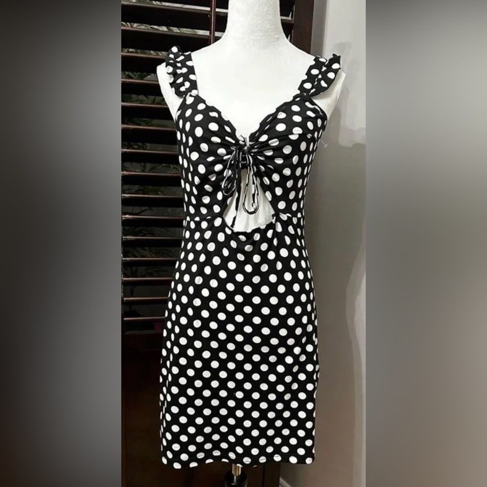 NWOT
VERO MODA
Polka Dot Tie Dress, Large